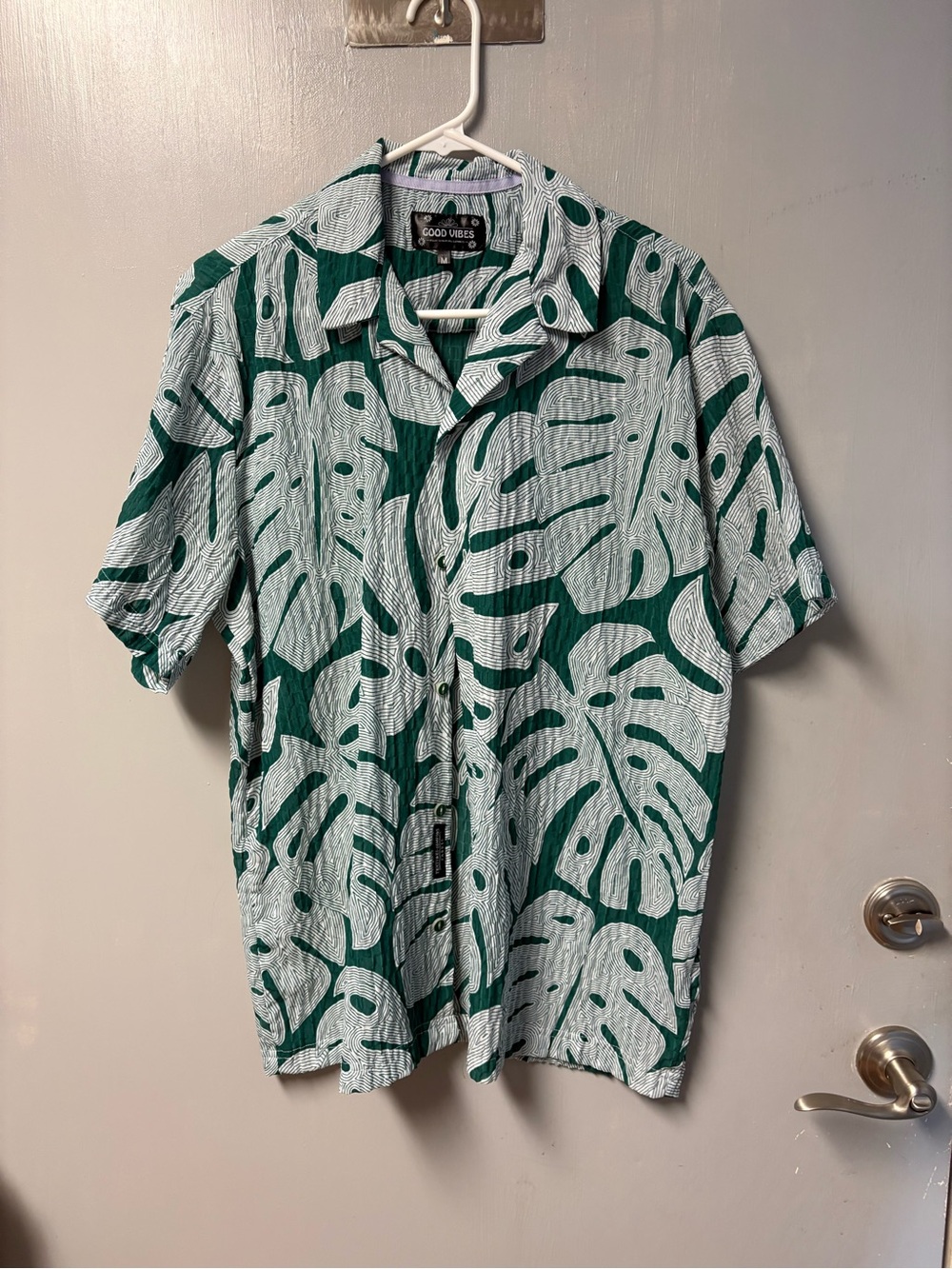Men’s Good Vibes shirt size medium